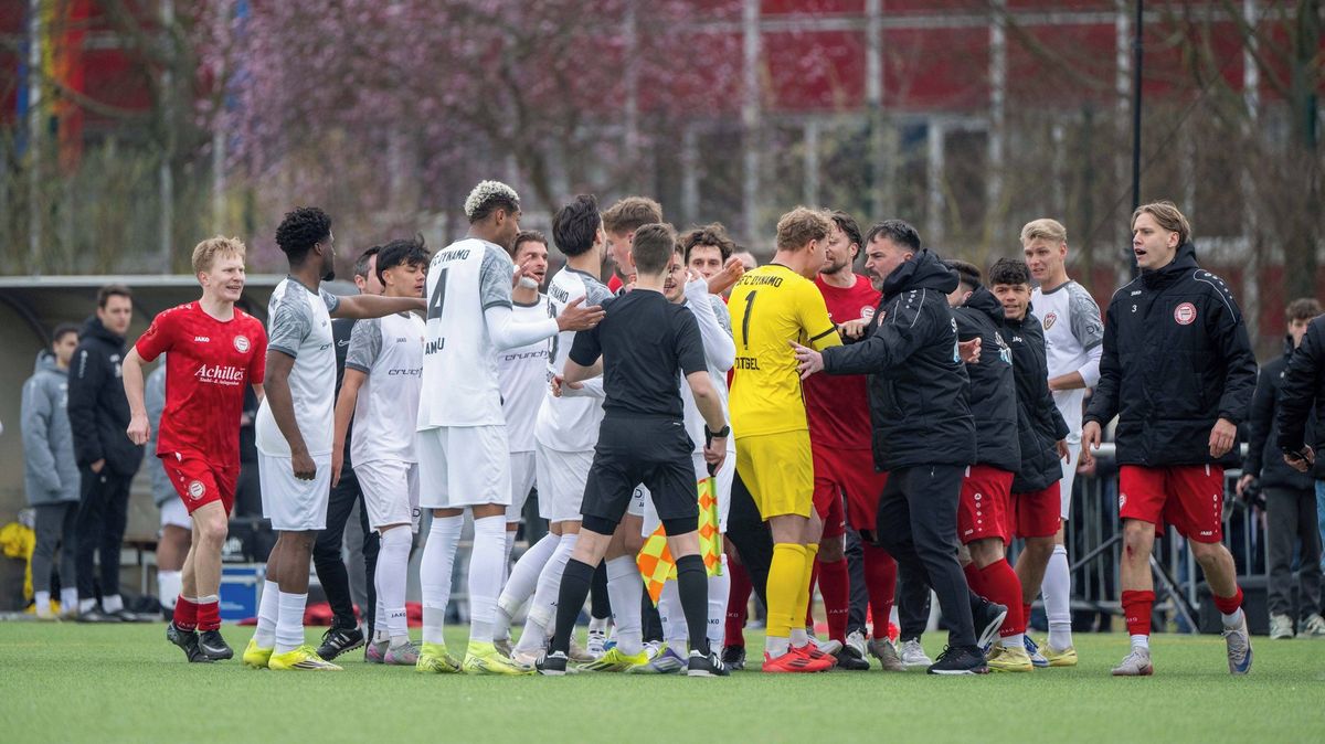 Nepokoje na fotbalových zápasech. Dvanáct policistů utrpělo zranění